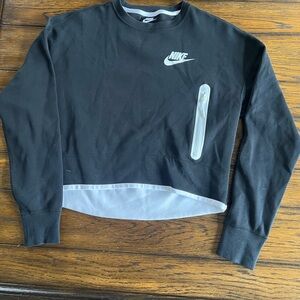 Women’s like new Nike Black Long Sleeve Cropped sweatshirt w/White trim S